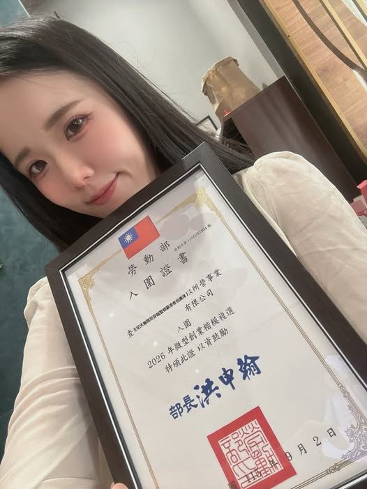 Angela寶7獲勞動部2026微型創業楷模複選，PO照發文「再次感謝朝廷對我的肯定」。（圖／翻攝自王妃天崩開局穿越整頓霸凌者佀廣洋臉書）