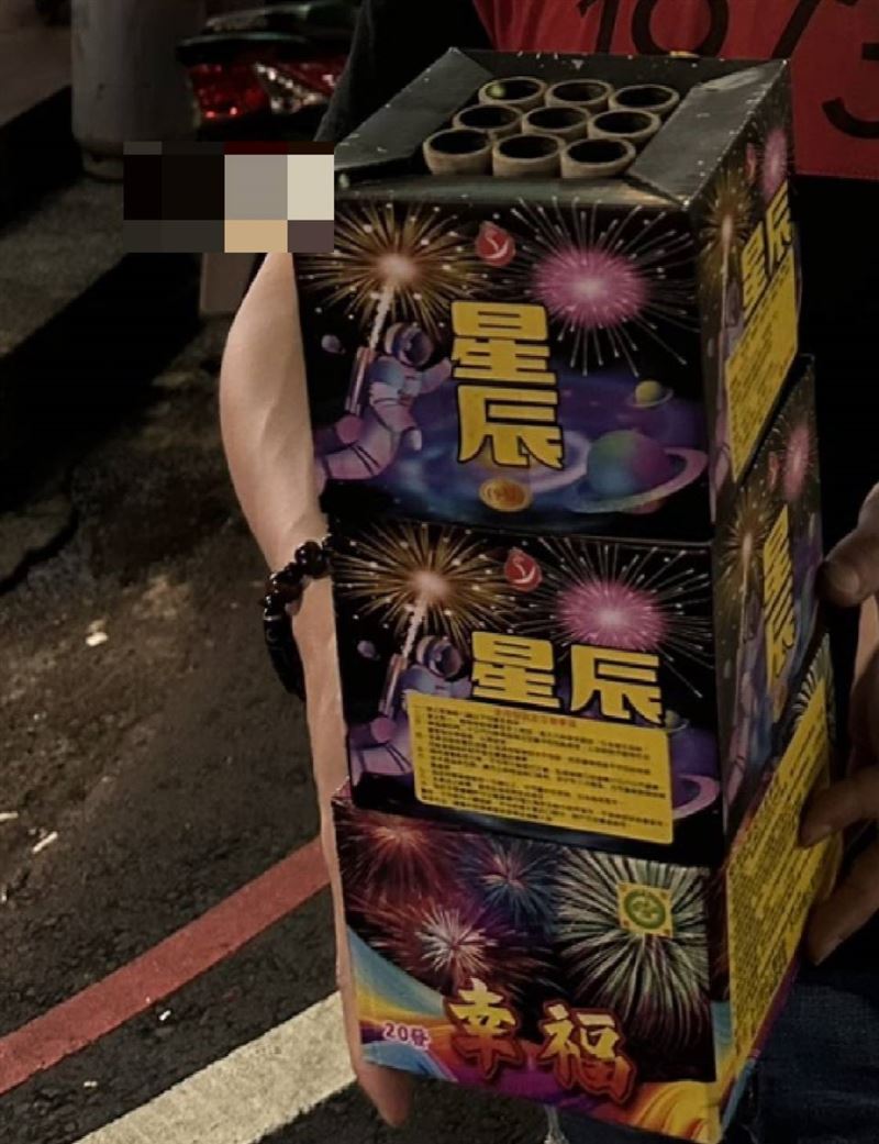 陳男在道路施放爆竹煙火釀火警遭逮。(圖/翻攝畫面)