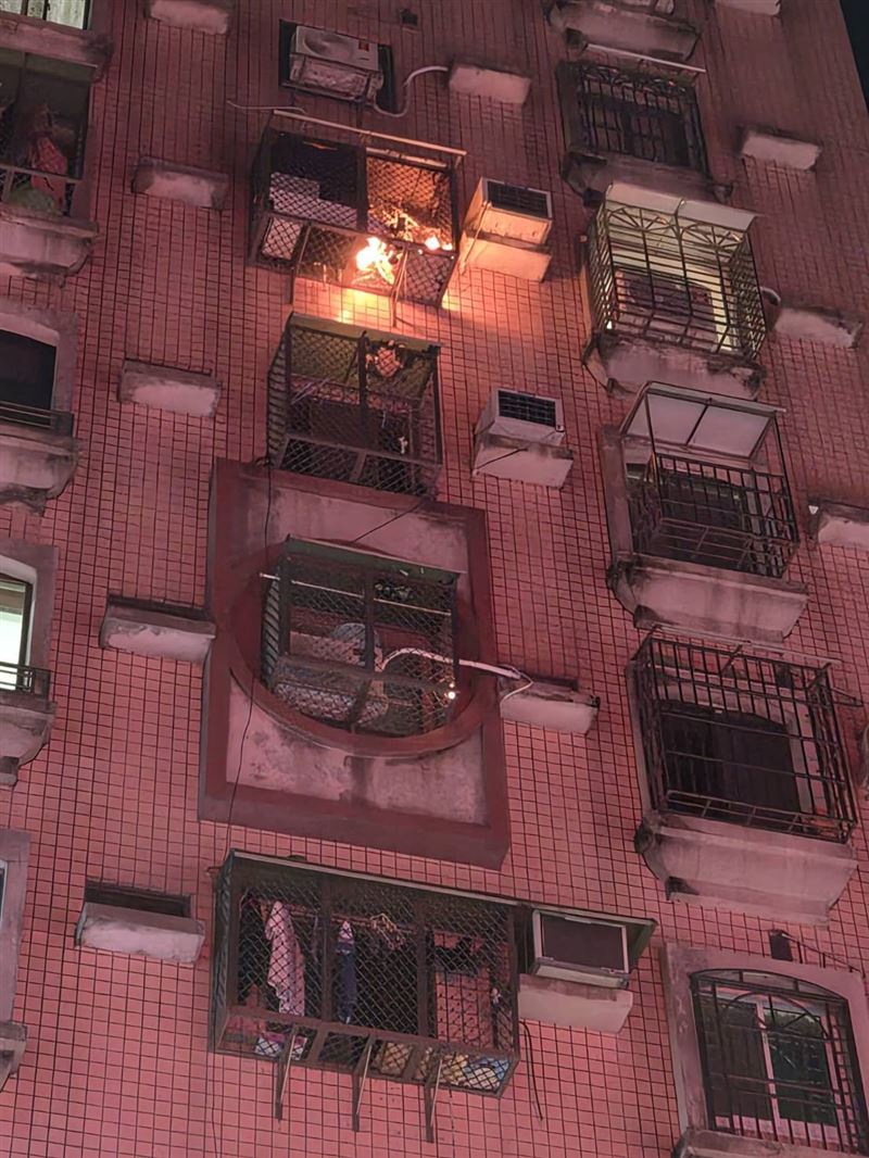 高雄深夜火警!男街邊放煙火,射入高樓樓陽台遭逮。(圖/翻攝畫面)