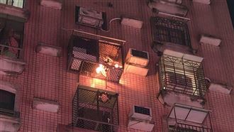 高雄男街邊放煙火　射入高樓陽台釀火災
