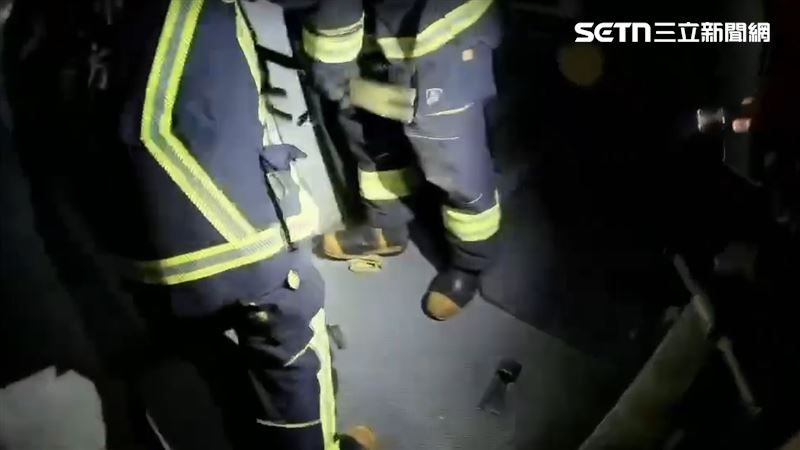 涉嫌家暴的49歲何姓男子一度關門,警方請來消防試圖破門。(圖/翻攝畫面)