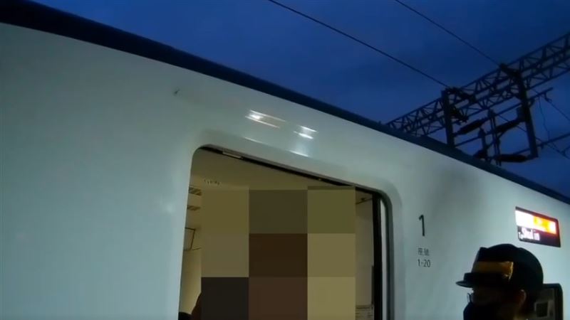 一名男乘客於因車票問題爆發爭執。（圖／翻攝畫面）