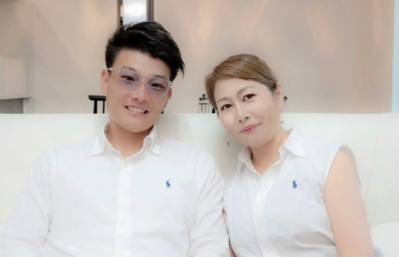 55歲的妻子「綠」過去是34歲丈夫「勇」的小學同學母親。(圖／翻攝自IG）