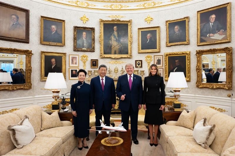 中國國家主席習近平和第一夫人彭麗媛訪問白宮,與美國總統川普(Donald Trump)與第一夫夫人梅蘭妮亞(Melania Trump)合影。(圖/翻攝自白宮官網)