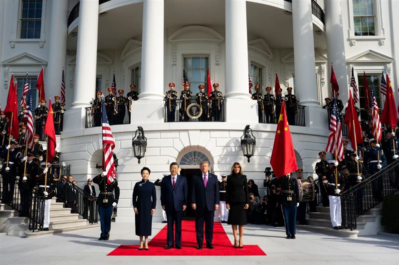 中國國家主席習近平和第一夫人彭麗媛訪問白宮,與美國總統川普(Donald Trump)與第一夫夫人梅蘭妮亞(Melania Trump)合影。(圖/翻攝自白宮官網)
