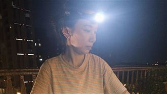 天后頭戴探照燈烤肉過中秋　網笑：太專業