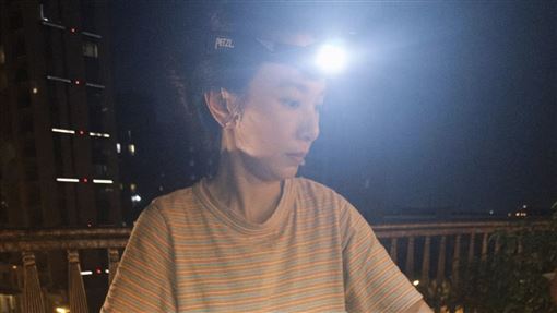 天后頭戴探照燈烤肉過中秋　網笑：太專業