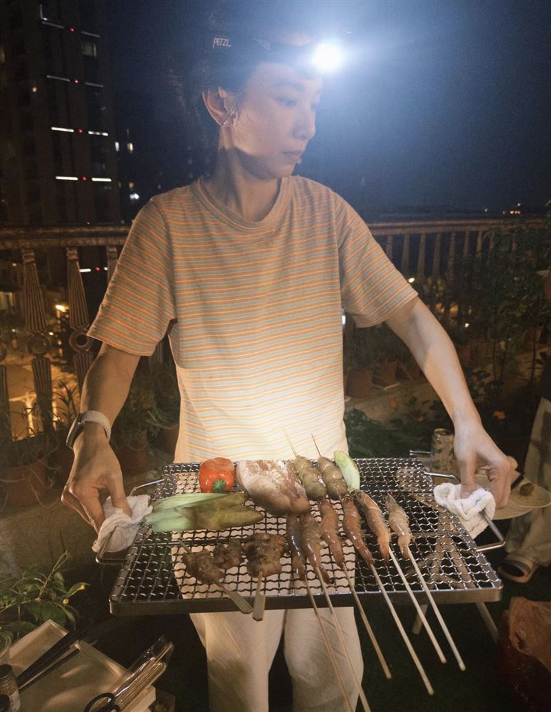 田馥甄頭戴探照燈烤肉。（圖／翻攝自臉書）