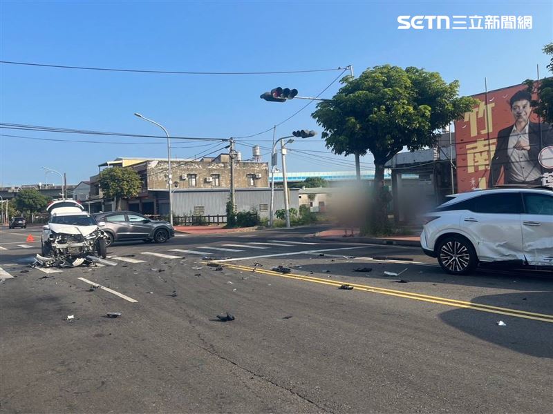 苗栗竹南鎮發生追撞車禍,男子酒駕闖紅燈釀3車連環撞事故。(圖/翻攝畫面)