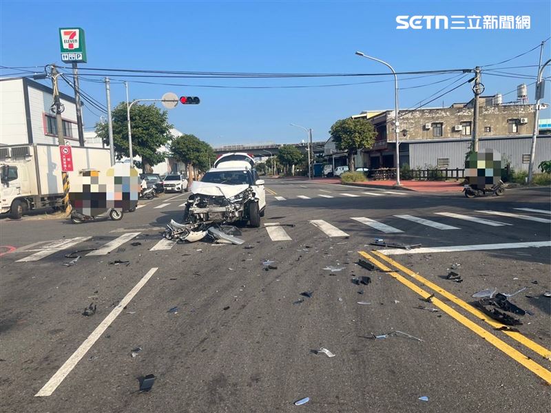 苗栗竹南鎮發生追撞車禍,男子酒駕闖紅燈釀3車連環撞事故。(圖/翻攝畫面)