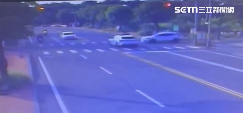 男子酒駕闖紅燈與綠燈直行車輛碰撞後,又失控衝撞對向停等紅燈車輛。(圖/翻攝畫面)