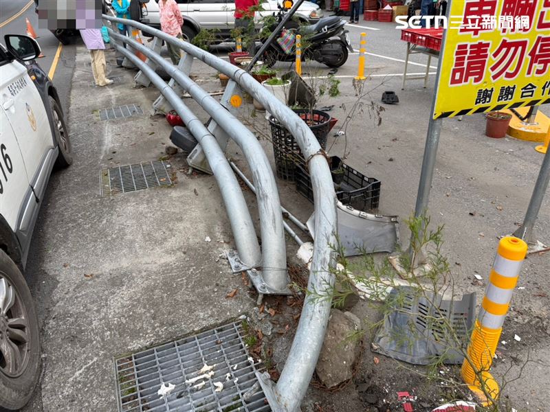 女子疑因未注意路況擦撞護欄,導致車子斜插在護欄上。(圖/翻攝畫面)
