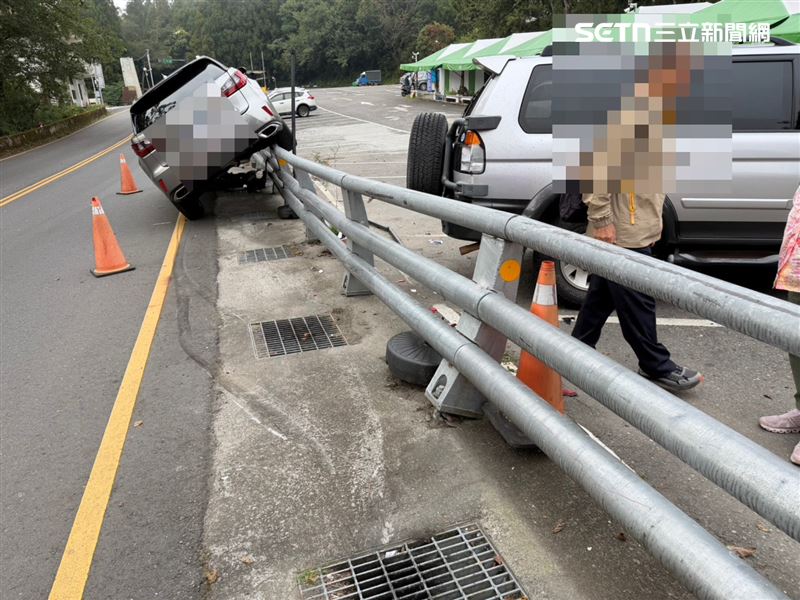 南投台14甲線發生離奇自撞車禍,休旅車斜插在護欄上。(圖/翻攝畫面)