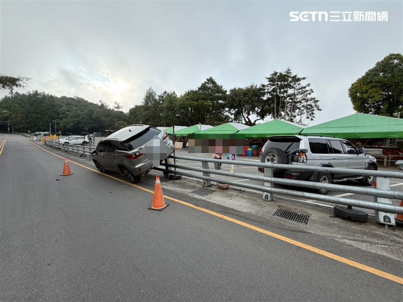 南投台14甲線發生離奇自撞車禍,休旅車斜插在護欄上。(圖/翻攝畫面)