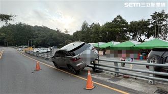 台14甲線離奇車禍！休旅車斜插護欄受困