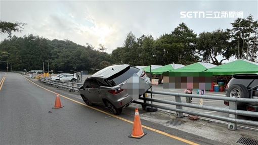 台14甲線離奇車禍！休旅車斜插護欄受困