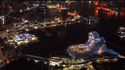 TREASURE高雄開唱　4地標寶石光應援美炸