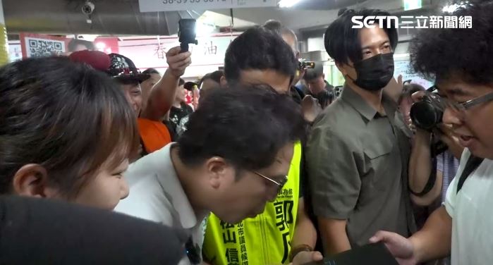 沈伯洋永春市場掃街,有民眾帶PS2給他簽名(圖/翻攝畫面)