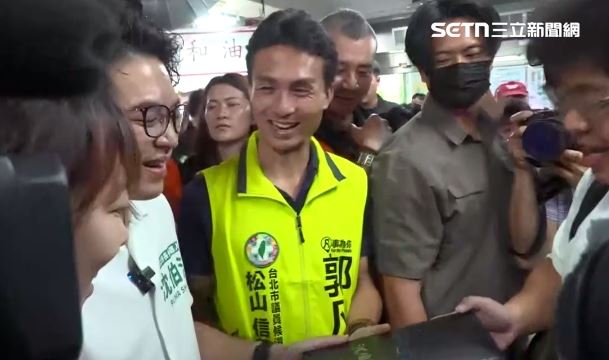 沈伯洋永春市場掃街,有民眾帶PS2給他簽名(圖/翻攝畫面)