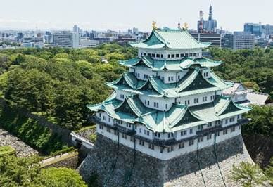 作為日本三大名城之一的「名古屋城」,城堡最吸睛的莫過於大天守頂端閃耀的「金鯱」(圖/Booking.com提供)