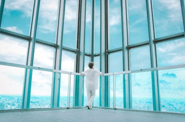 「Sky Promenade 戶外觀景台」,採獨特的雙層半開放式設計,提供 360 度俯瞰名古屋的絕佳視野。(圖/Booking.com提供)