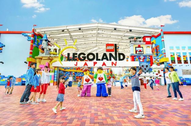 「日本樂高樂園」園區充滿五彩繽紛的積木元素,擁有超過 40 項專為親子設計的遊樂設施與活動。(圖/Booking.com提供)