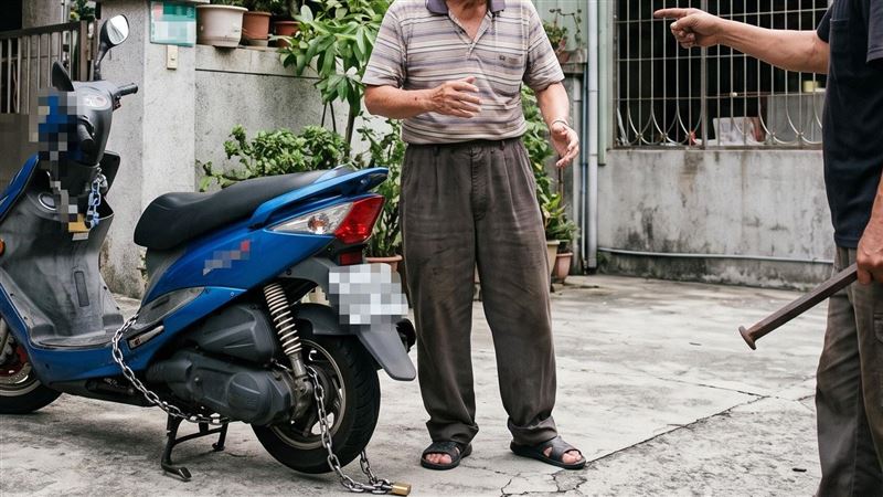 鐵鍊鎖機車、飆3字經開撕鄰居!只賠63元