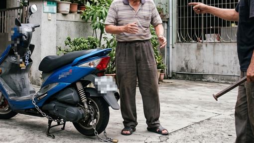 鐵鍊鎖機車、飆3字經開撕鄰居！只賠63元