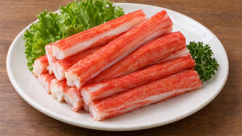 不少人減重補蛋白質，卻可能吃進過多熱量！營養師劉雅惠揭4種常被誤當蛋白質食物，百頁豆腐、貢丸、麵筋、蟹肉棒上榜。（示意圖／AI製圖）