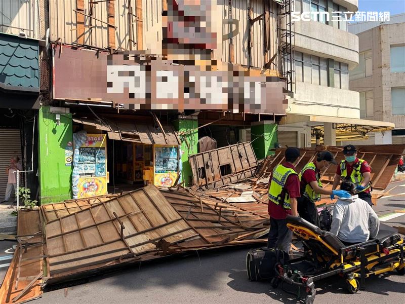 警消獲報後趕抵現場,協助婦人脫困。(圖/翻攝畫面)