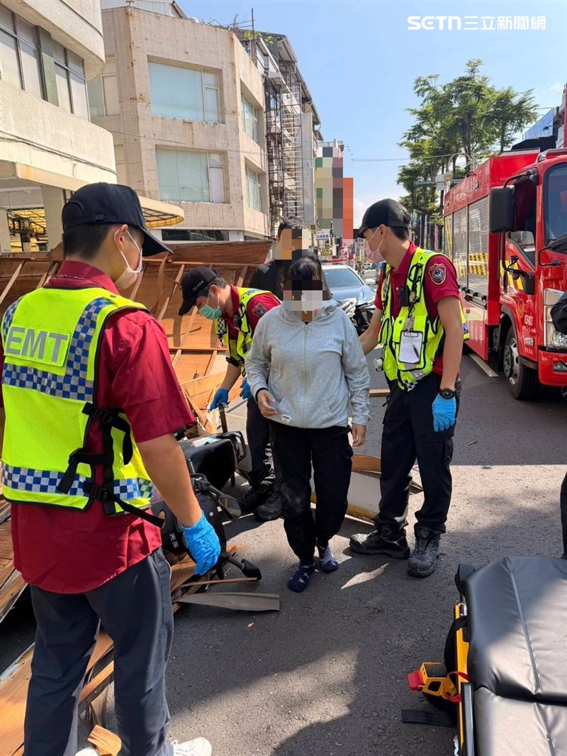 婦人脫困後表示胸悶、背部疼痛,被救護車送往醫院治療。(圖/翻攝畫面)