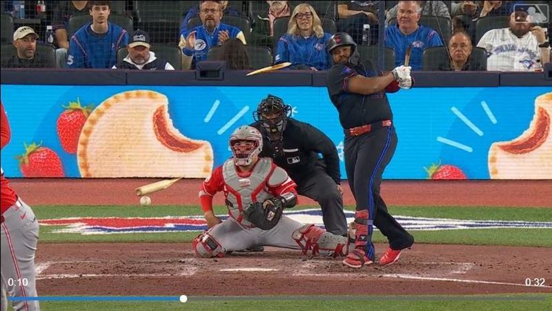小葛雷諾(Vladimir Guerrero Jr.)斷棒二次擊球敲出安打。(圖/翻攝自MLB官網)