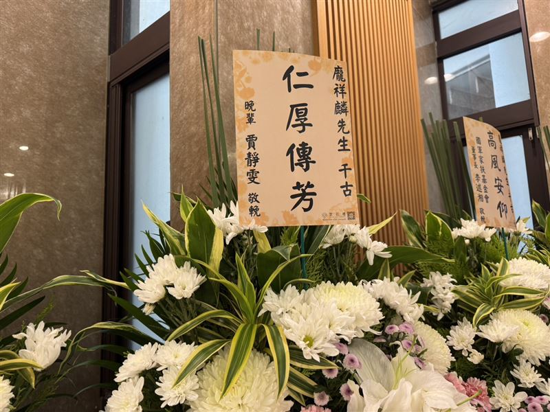 賈靜雯送花籃致意。（圖／記者鄭孟晃攝影）
