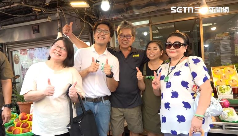 沈伯洋掃永春市場遇到阿嬤,阿嬤提醒他要跟自己的朋友拍照(圖/翻攝畫面)
