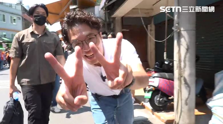 沈伯洋掃永春市場遇親人!阿嬤出手做1事