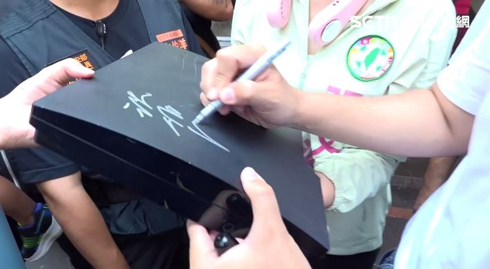 沈伯洋到永春市場掃街拜票(圖/翻攝畫面)