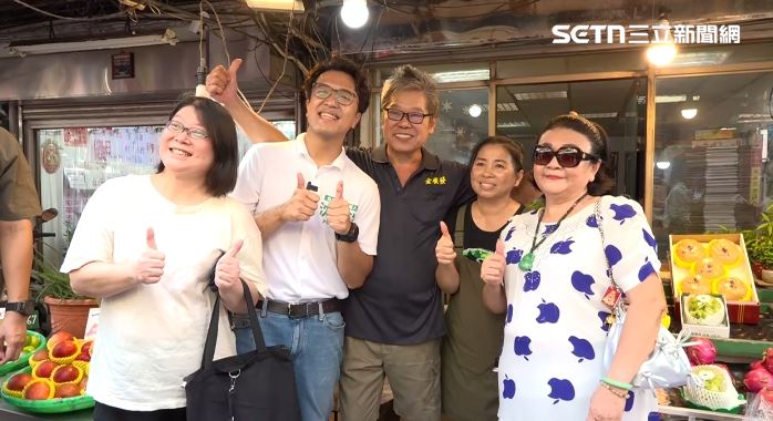 沈伯洋掃永春市場遇到阿嬤,阿嬤提醒他要跟自己的朋友拍照(圖/翻攝畫面)