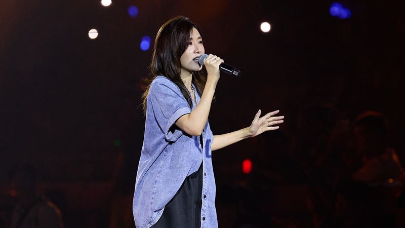 55歲蘇慧倫大巨蛋開球美貌全被拍！苦練投球竟獲施子謙大讚。（圖／相信音樂提供）