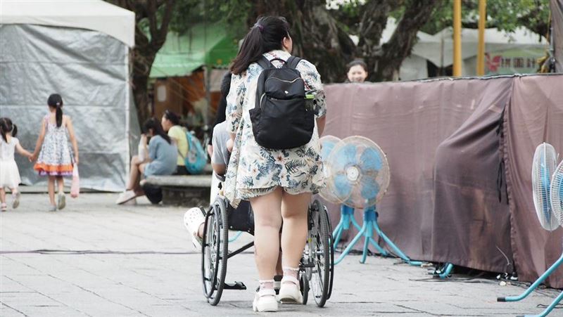 音樂創作人游怡婷卸下同根生主唱身分後,與先生小布組成雙人組合Crossing Road。(圖/藝人提供)