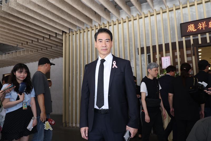 翁家明志告別式向龐祥麟致意。(圖/記者鄭孟晃攝影)
