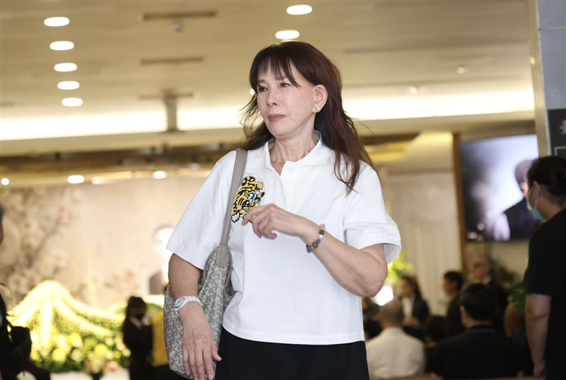 周丹薇受訪過程數度啜泣、不斷拭淚。（圖／記者鄭孟晃攝影）