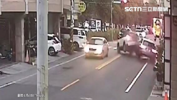轎車故障失控暴衝 行人閃避不及慘遭撞