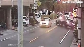 轎車故障失控暴衝　行人閃避不及慘遭撞