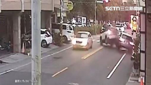 轎車故障失控暴衝　行人閃避不及慘遭撞