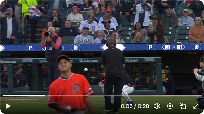 旅美小將李灝宇意外入鏡韋蘭德(Justin Verlander)和女兒的開球儀式。(圖/翻攝自MLB推特)