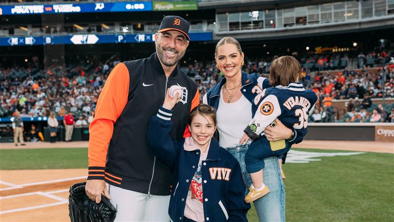 韋蘭德(Justin Verlander)和妻子阿普頓(Kate Upton)、一對兒女現身賽前儀式。(圖/翻攝自老虎推特)