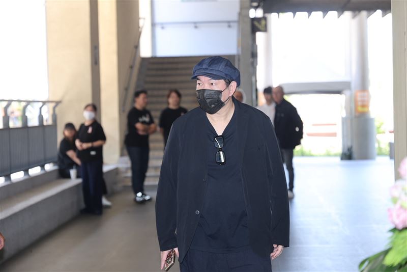 康康今天雖然有錄影工作，仍抽空前來龐祥麟告別式致意。（圖／記者鄭孟晃攝影）