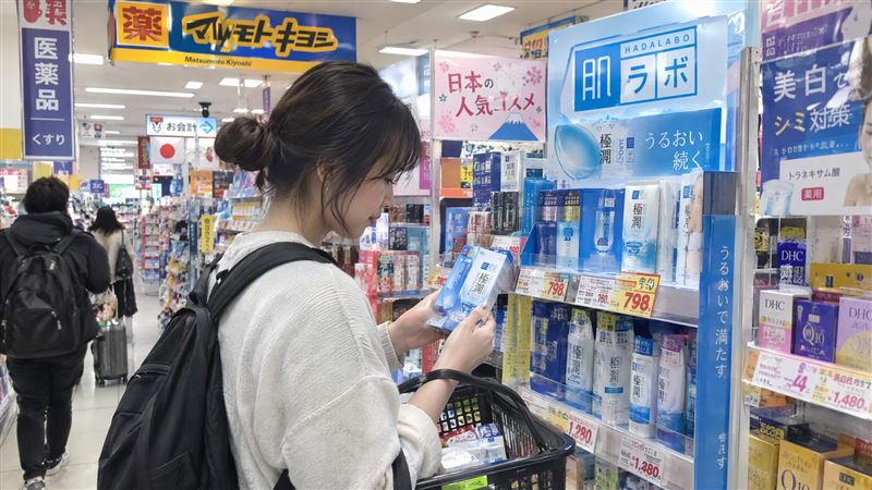 日本11月起迎來退稅新制度,旅客須先付含稅價,離境經海關確認後退款,免稅品特殊包裝也將取消。(示意圖/AI製圖)
