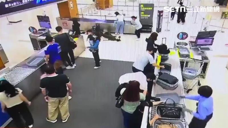 北市陳婦在松山機場國際線的行李整理區昏倒送醫身亡。(圖/翻攝畫面)