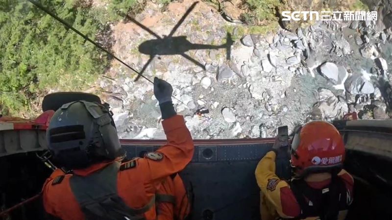 一行4人登山團攀爬中央尖山時,1名50歲團員在中央尖溪山屋附近墜谷骨折,空勤總隊直升機到場救援。(圖/翻攝畫面)